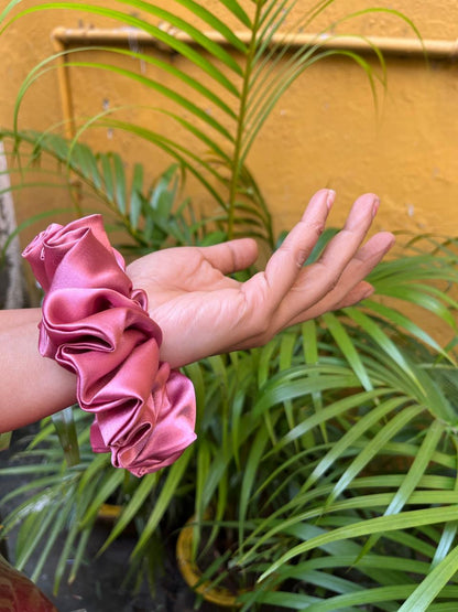 Rosie pink-Satin scrunchie