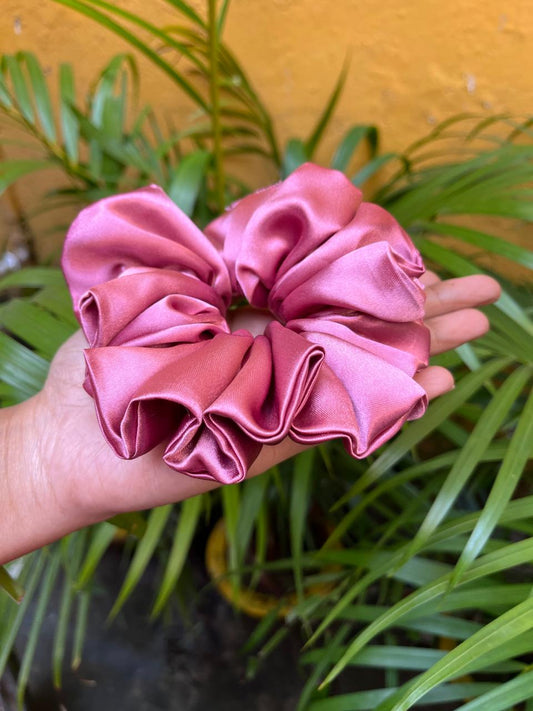 Rosie pink-Satin scrunchie